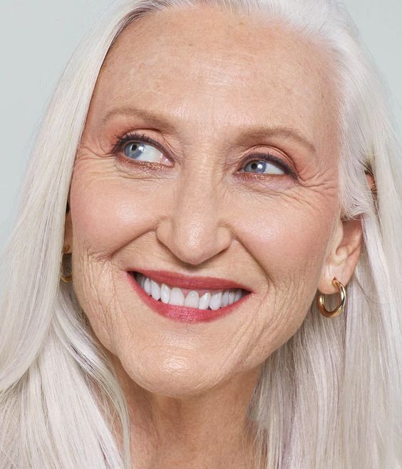 6 inspirações de maquiagens modernas para mulheres de 60 anos