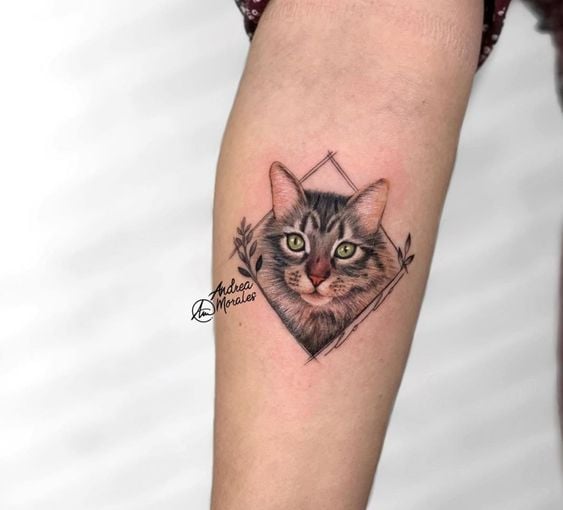 Tatuagem de gato em braço de pele clara.
