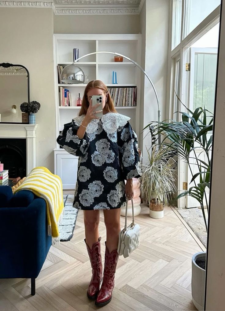 Mulher jovem usando baby doll e bota western