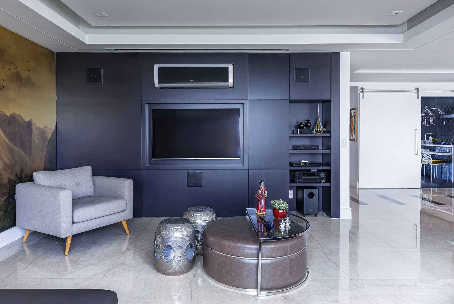 Sala de estar com painel em marcenaria em cor escura