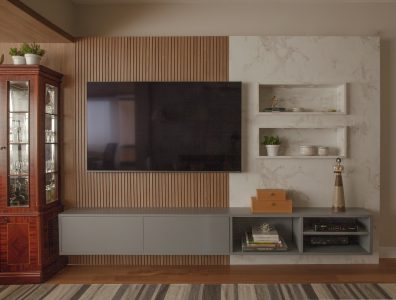 Sala de TV com painel ripado e revestimento marmorizado