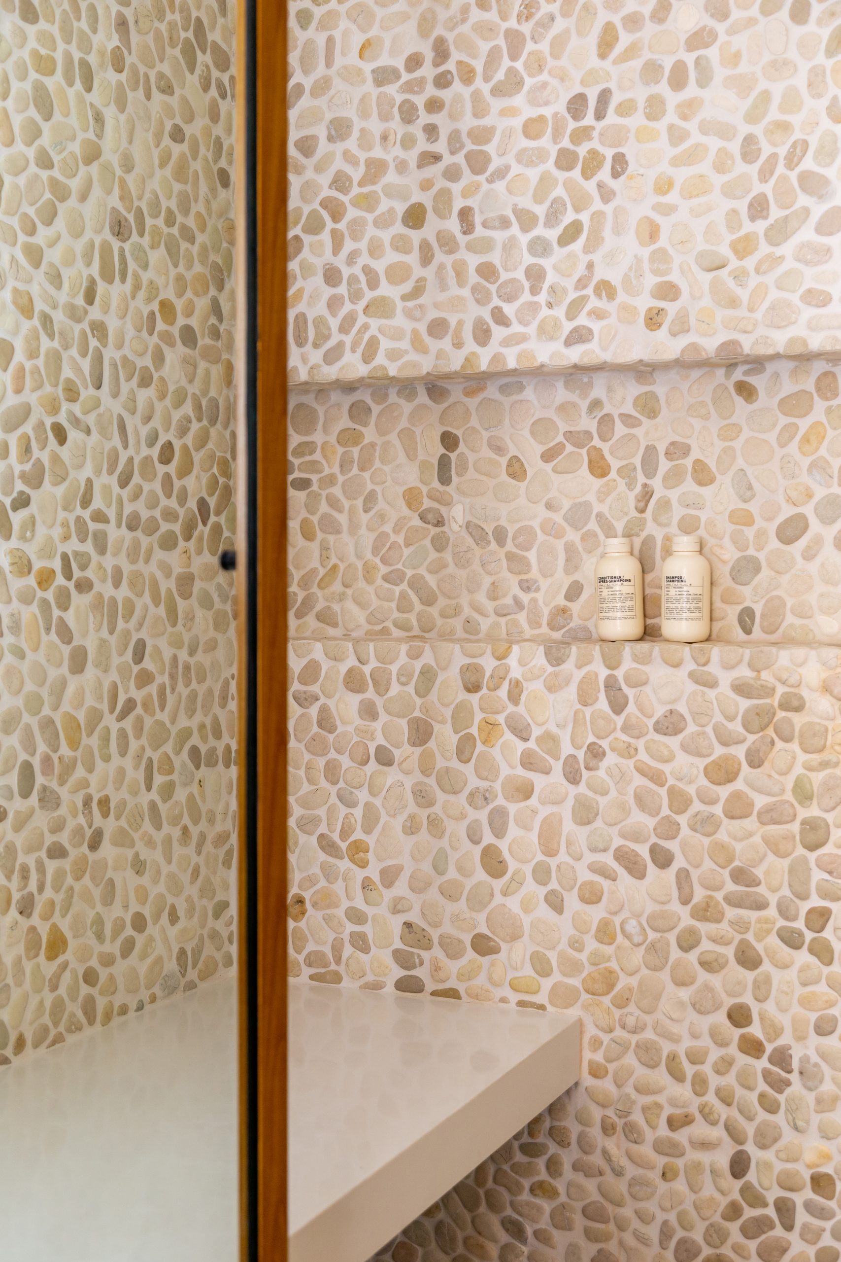 Revestimentos orgânicos em banheiro, projeto da Memoá Arquitetos