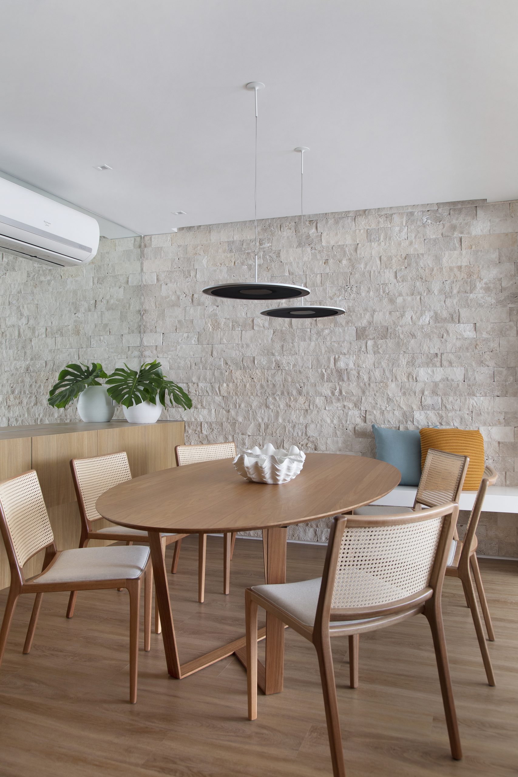 Sala de jantar com mesa e luminárias redondas