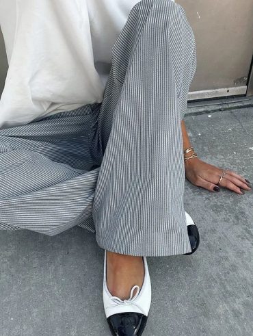 Hanna Schönberg Founder usando camiseta branca, calça de alfaiataria e sapatilha de bailarina bicolor
