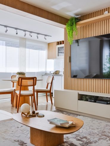 Sala de estar com painel ripado para a tv
