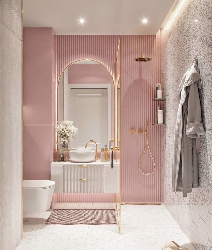 Banheiro com ripado rosa e detalhes em rose gold