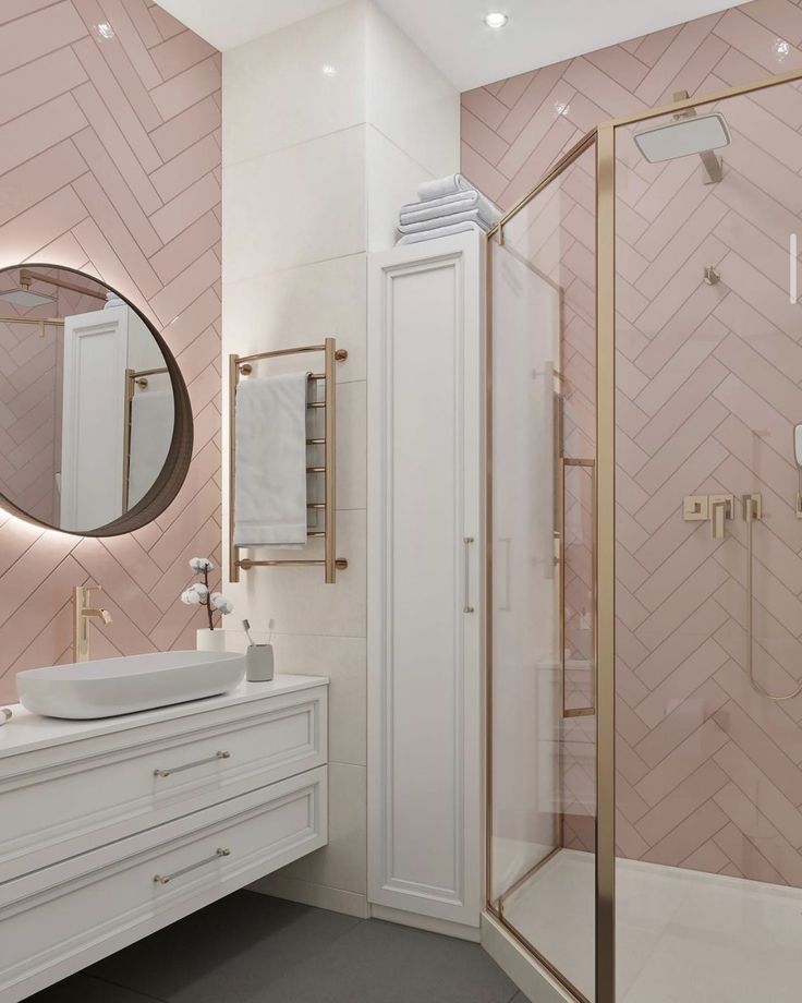 Banheiro com azulejos rosa e rose gold em detalhes