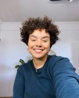 Barbie Cruz com cabelo curto, cacheado 3C