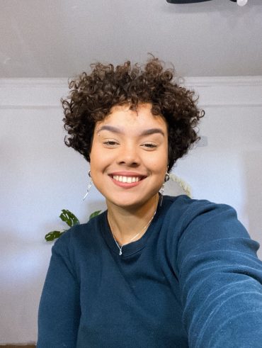 Barbie Cruz com cabelo curto, cacheado 3C