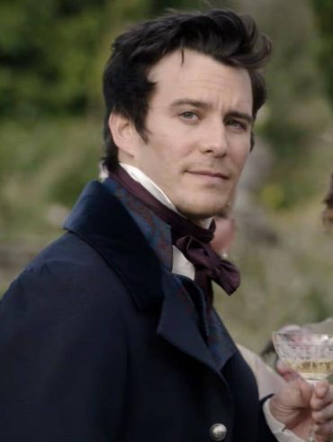 Luke Thompson, ator que interpreta Benedict Bridgerton, olhando para a cãmera