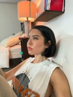 Mulher branca com corte de cabelo curto, no estilo bob cogumelo