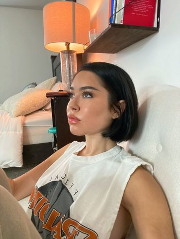 Mulher branca com corte de cabelo curto, no estilo bob cogumelo