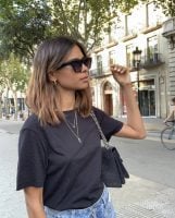 Mulher negra com cabelo long bob, liso, iluminado com técnica balayage