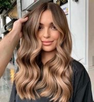 Mulher com cabelo iluminado, com técnica balayage