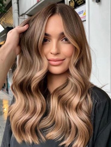 Mulher com cabelo iluminado, com técnica balayage