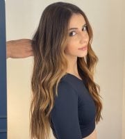 Mulher branca com cabelo longo iluminado com a técnica free hands