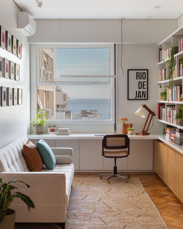 Sala com escritório pequeno e estante de livros