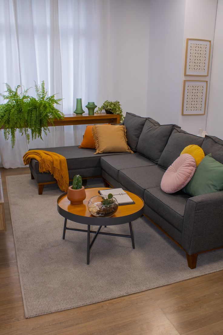 Sofá cinza com almofadas coloridas