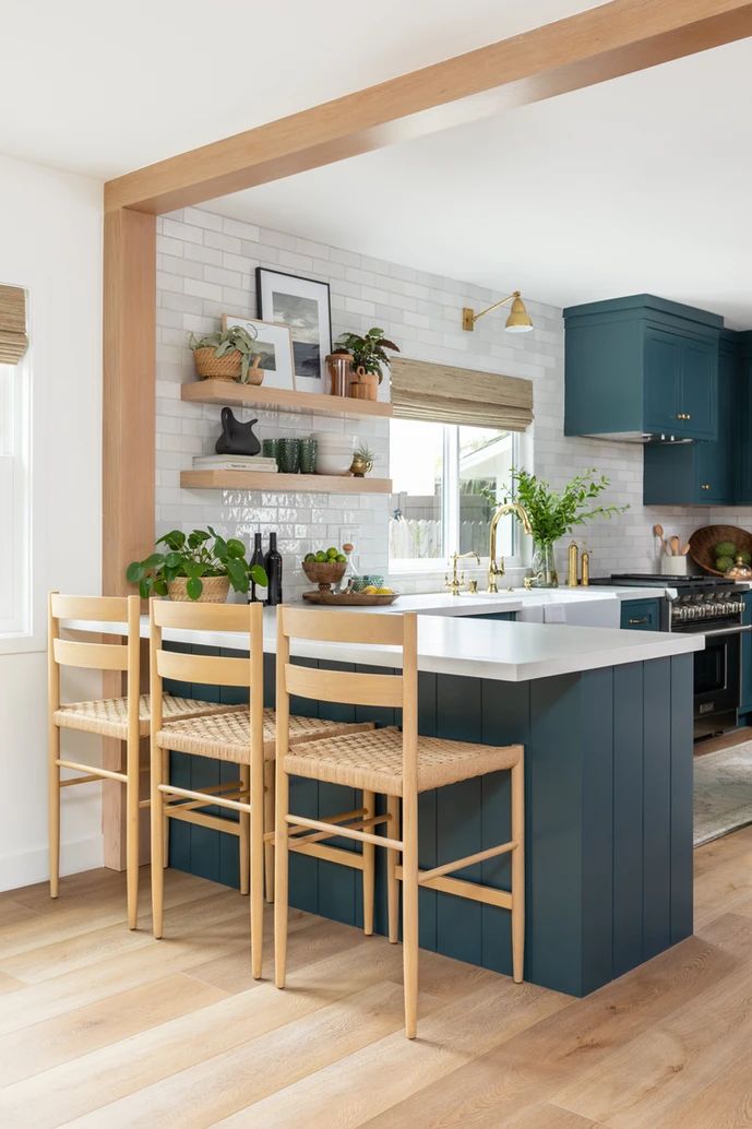 Cozinha azul e branco com detalhes em madeira