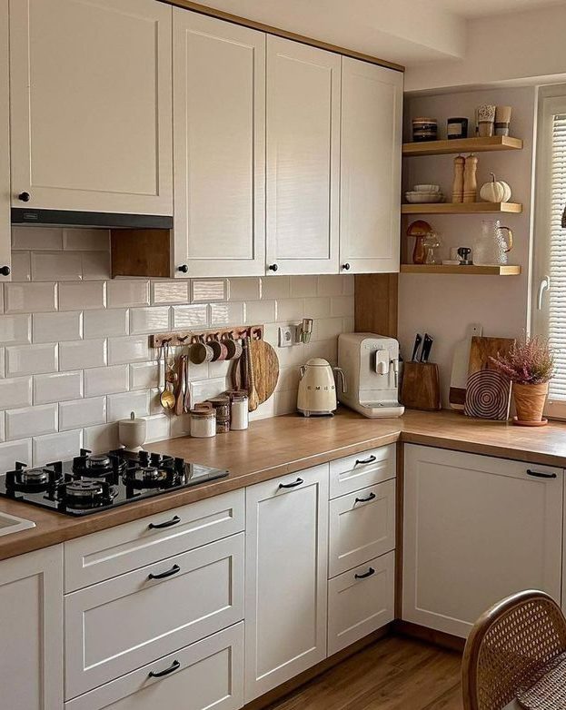 Cozinha branca com eletrodomésticos à vista