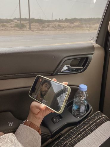 Mão segurando um celular