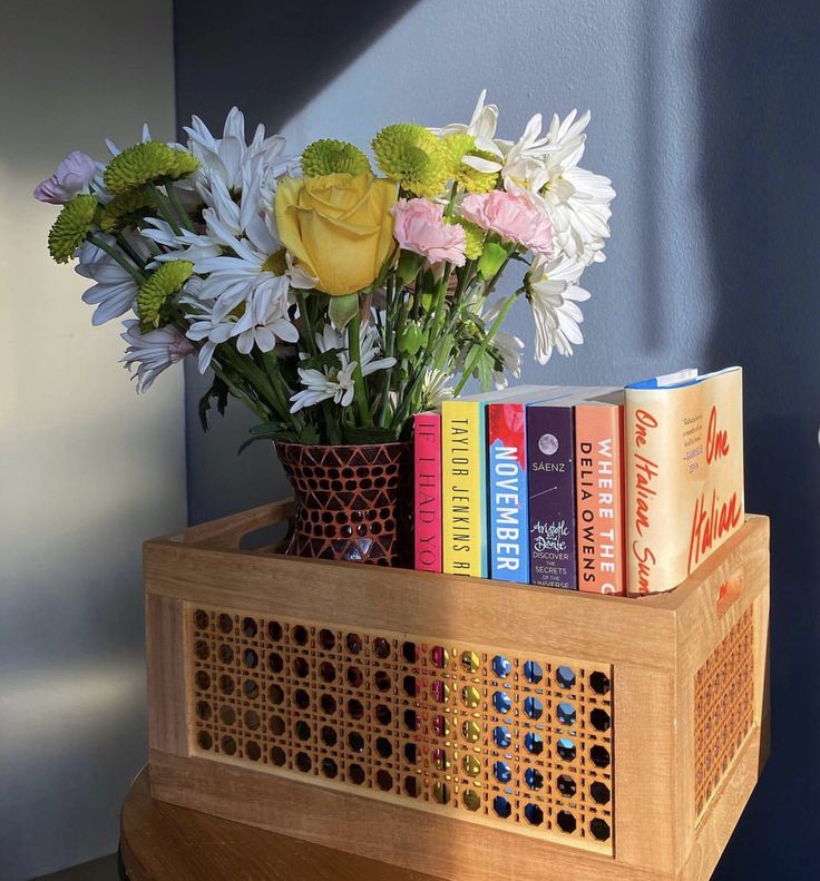 Caixa de madeira com livros