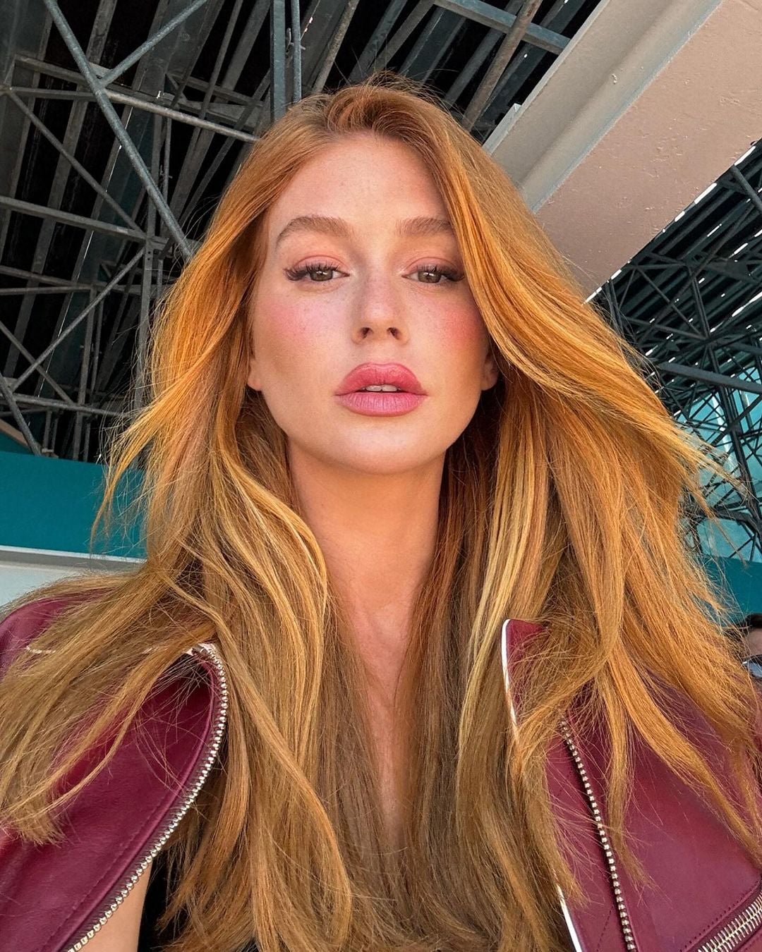 Marina Ruy Barbosa com jaqueta vermelha com cabelo longo