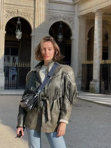 Mulher branca com corte de cabelo curto, no estilo chanel romântico