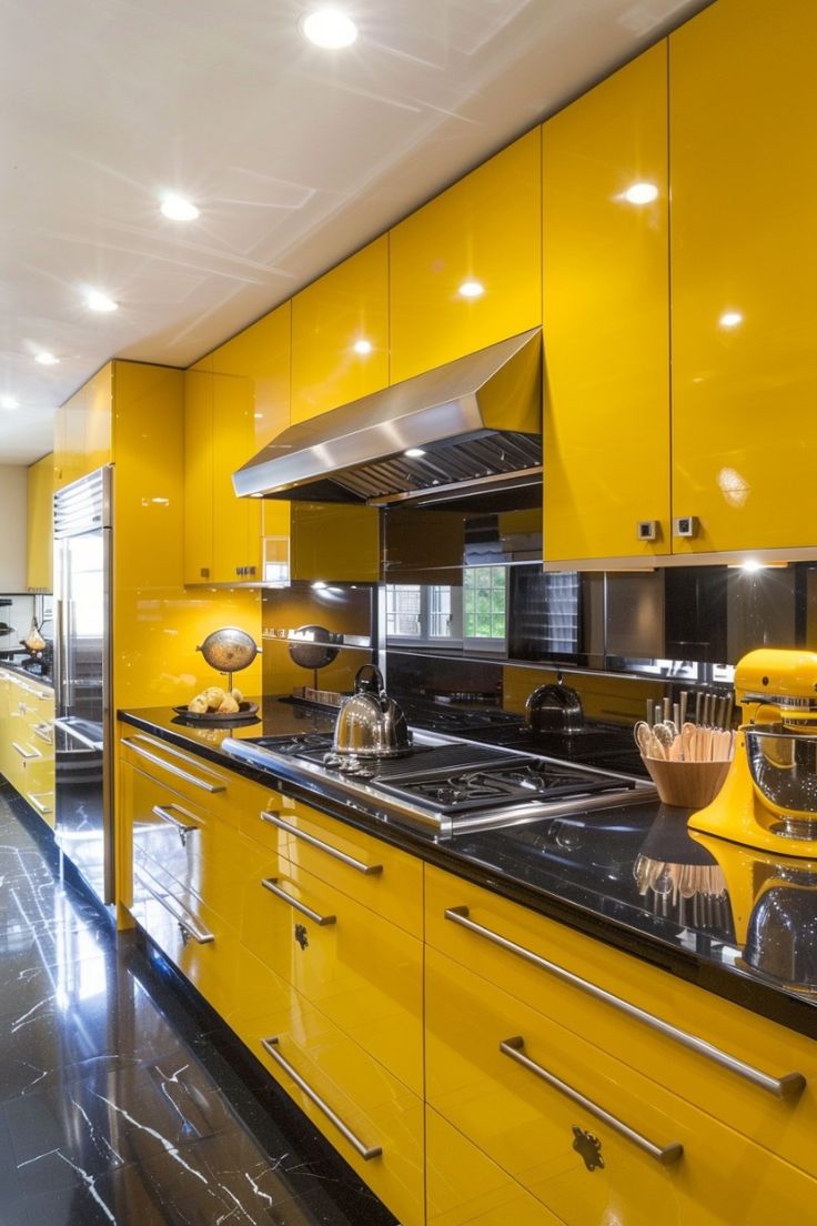 Cozinha amarela com detalhes em cromado