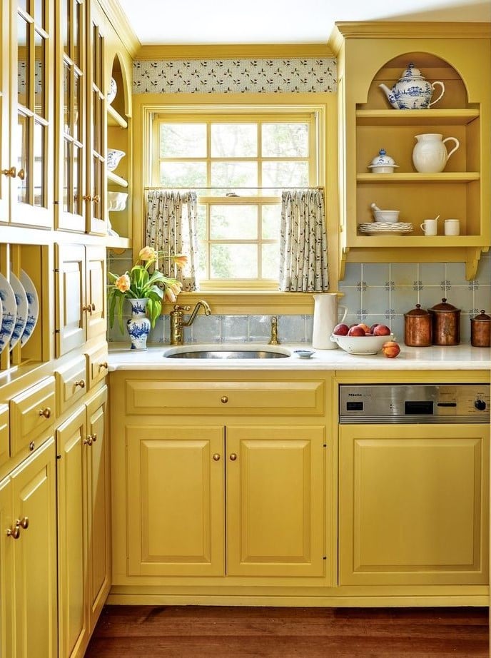 Cozinha com armários amarelo claro