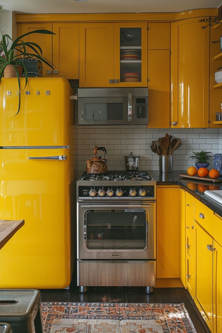 Cozinha amarela com geladeira em estilo retrô