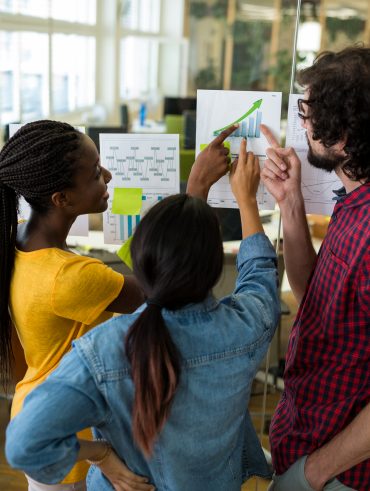 Três pessoas conversando no ambiente de trabalho