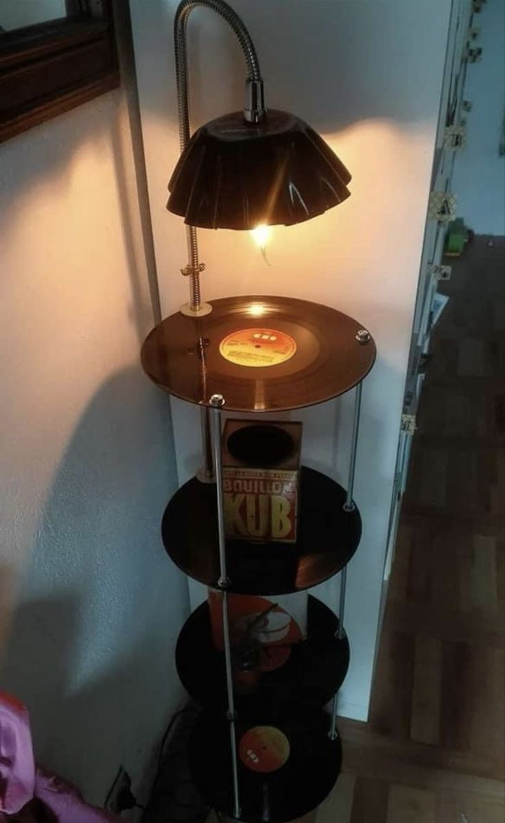 Luminária com prateleira feita de discos