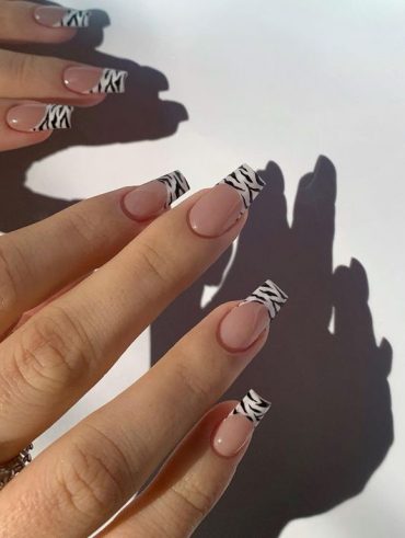 Mão branca com unha bailarina com francezinha zebrada