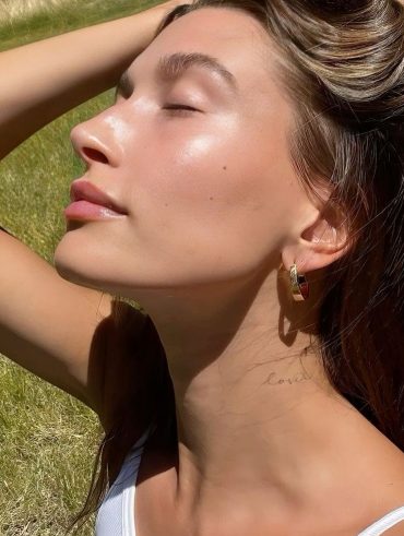 Hailey Bieber com regata branca e pele de vidro