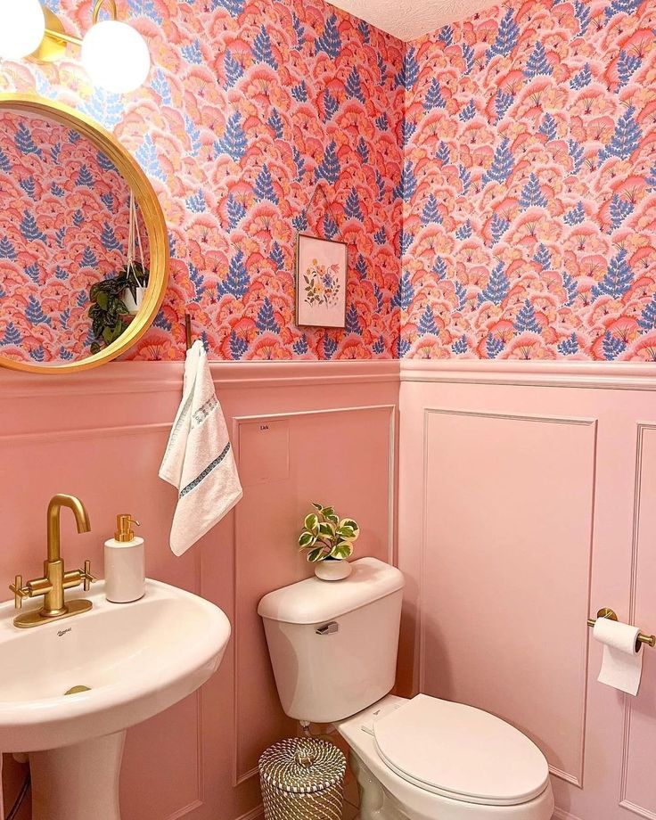 Lavabo rosa com papel de parede