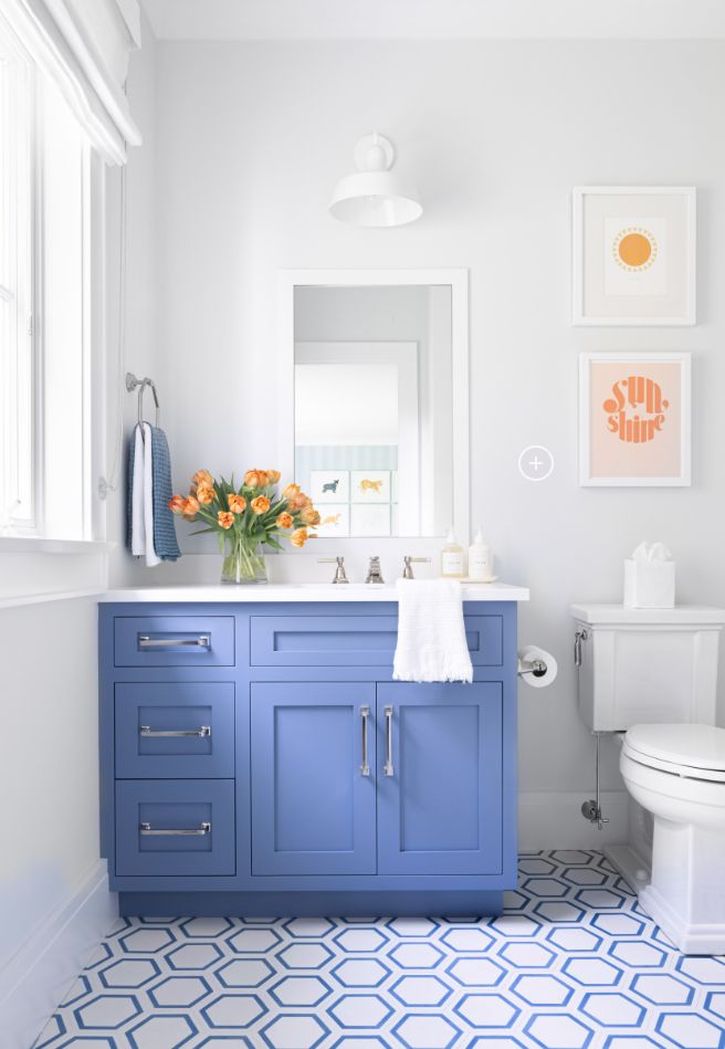 Lavabo branco com armário azul