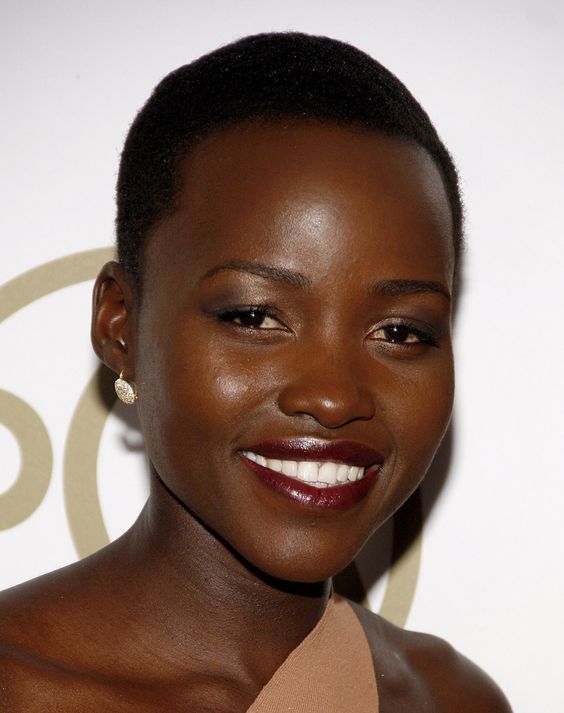 Lupita Nyong'o com maquiagem leve e lápis marrom nos olhos