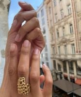 Mãos brancas com anéis e unha natural