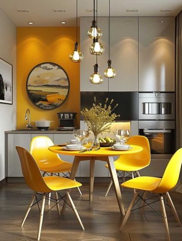 Cozinha em cor clara com mesa e cadeiras amarelas