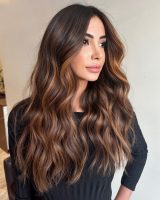 Cabelo morena iluminada na cor canella