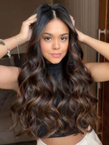 Mulher com cabelo longo na cor morena iluminada em tom escuro