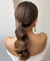 Mulher com penteado de rabo de cavalo