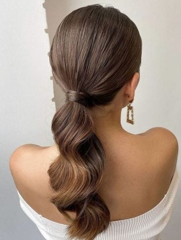 Mulher com penteado de rabo de cavalo