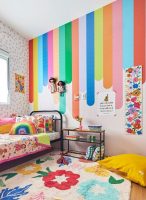 Quarto com paredes e tapetes coloridos