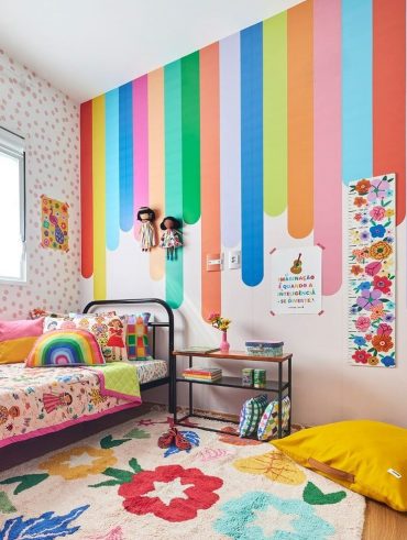 Quarto com paredes e tapetes coloridos