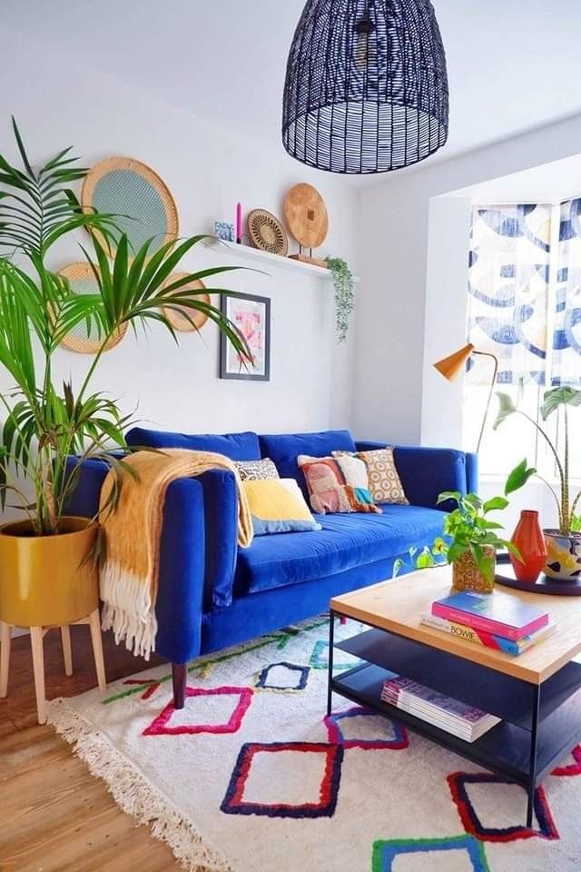 Sala de TV com sofá azul e pendente