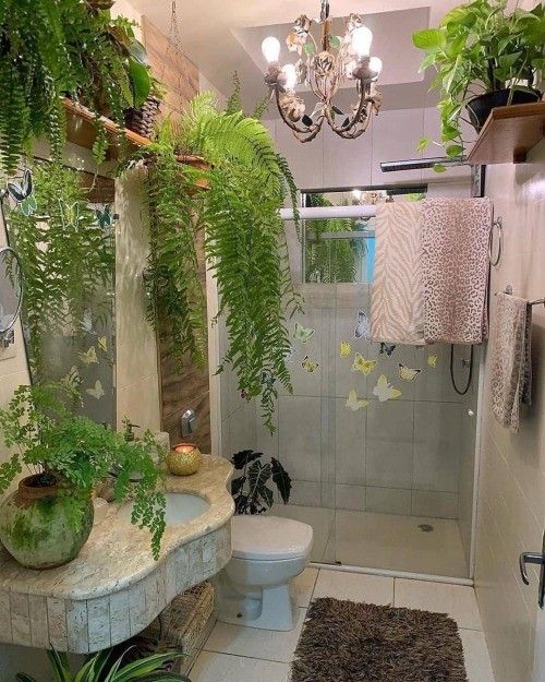 Banheiro em cores claras com plantas