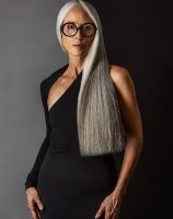 Susan Zager com cabelo grisalho e longo