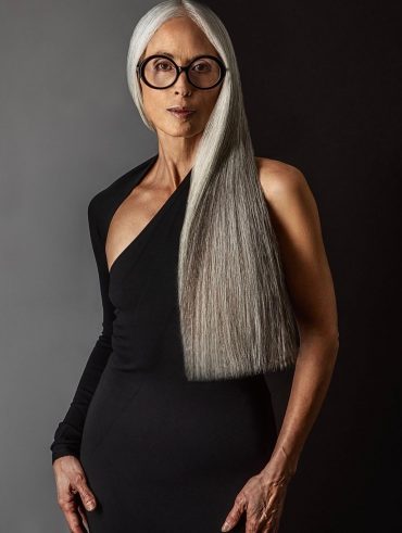 Susan Zager com cabelo grisalho e longo